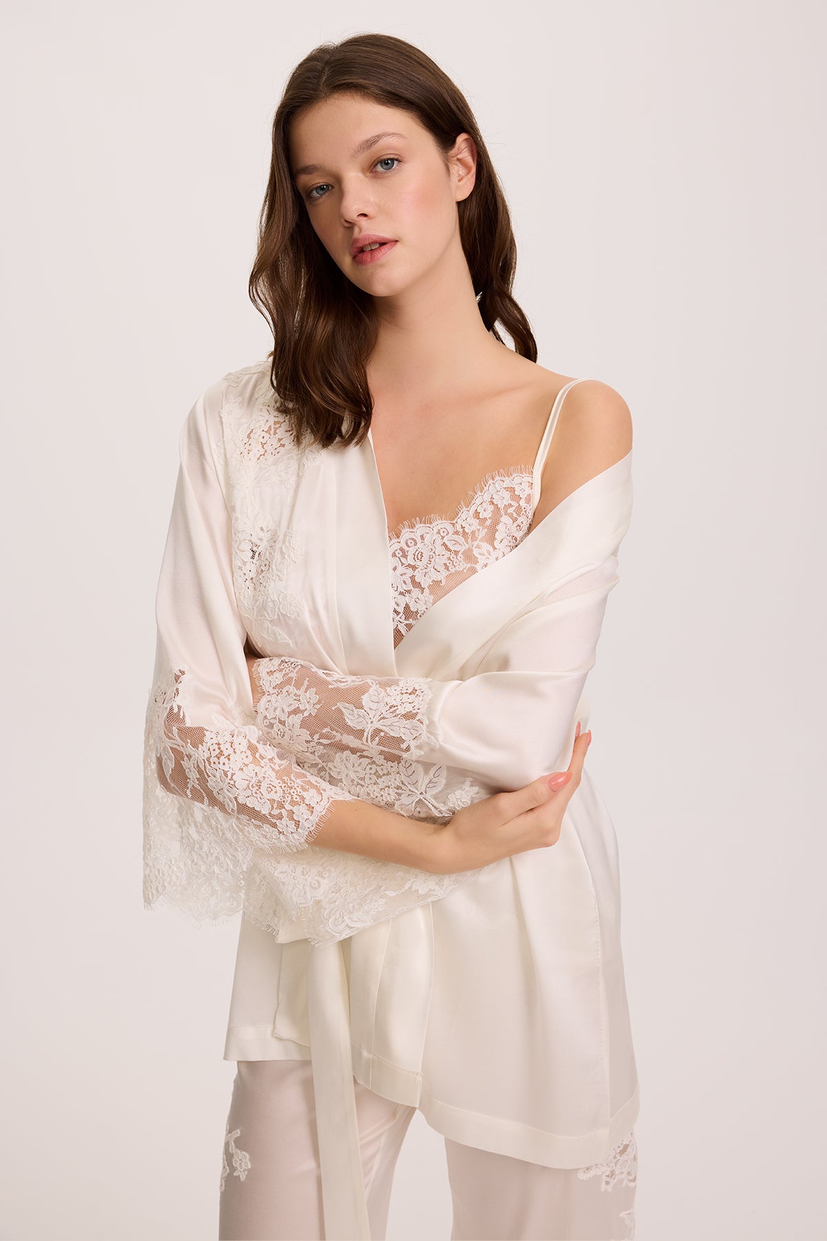 Bianco İpek Dantel Askılı Üst ve Şortlu Pijama Takımı